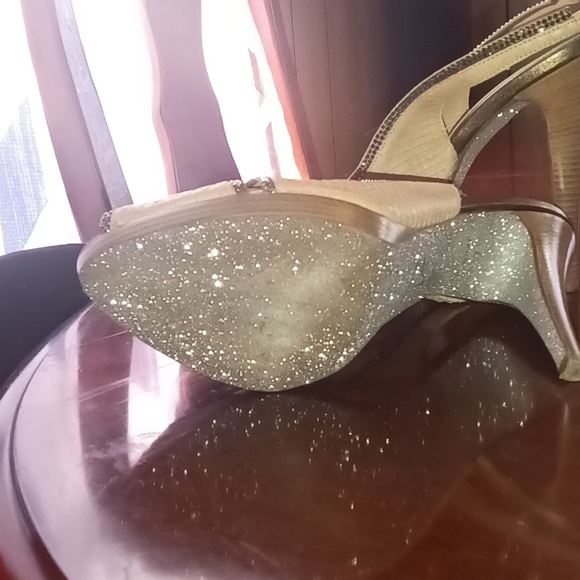 Rene caovilla size 6.5 tan color glitter bottom - Picture 3 of 3